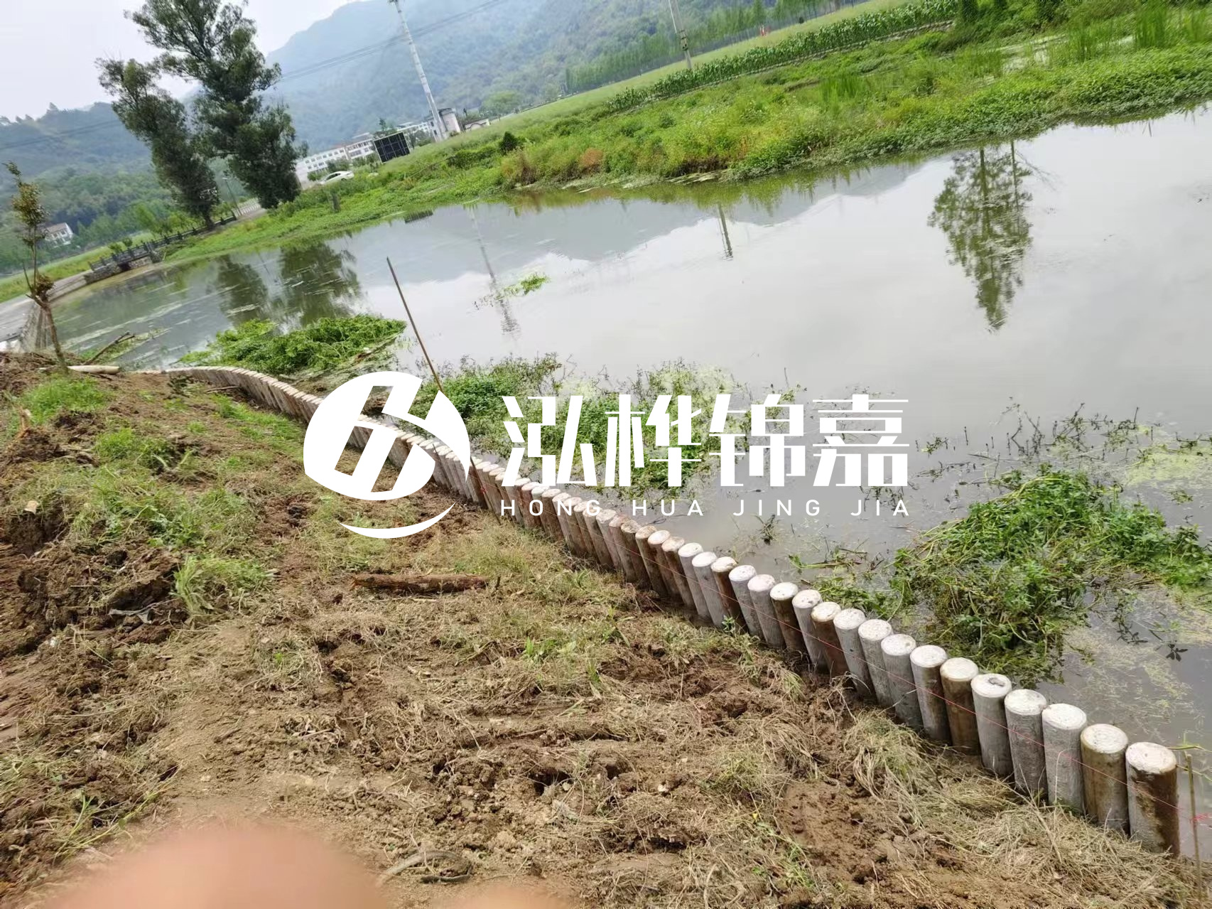 安順市挖機打木樁專業(yè)施工-河道水泥樁護坡多少錢一米？